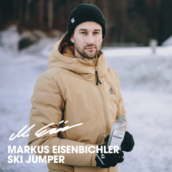 Mann in beiger Jacke und Mütze hält Wasserflasche, Text "Markus Eisenbichler Ski Jumper"